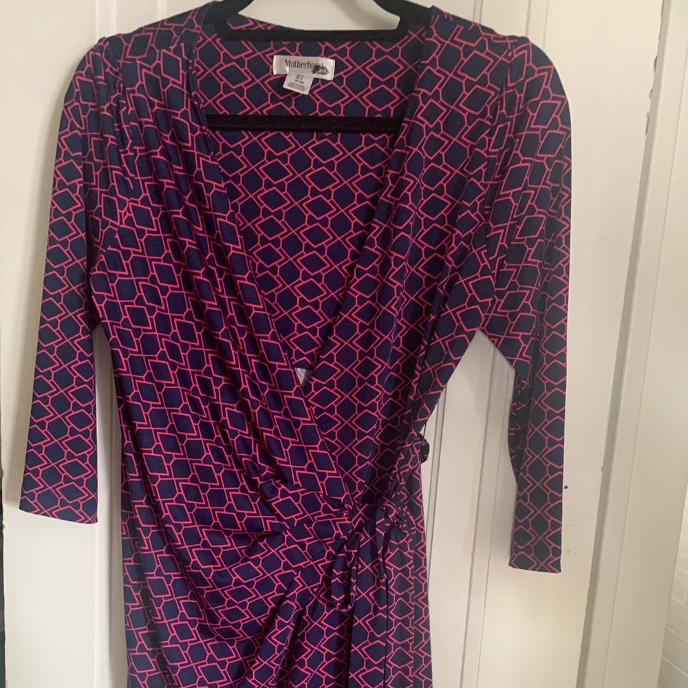 Maternity wrap dress. MOTHERHOOD maternity geometrical wrap dress with sleeves.